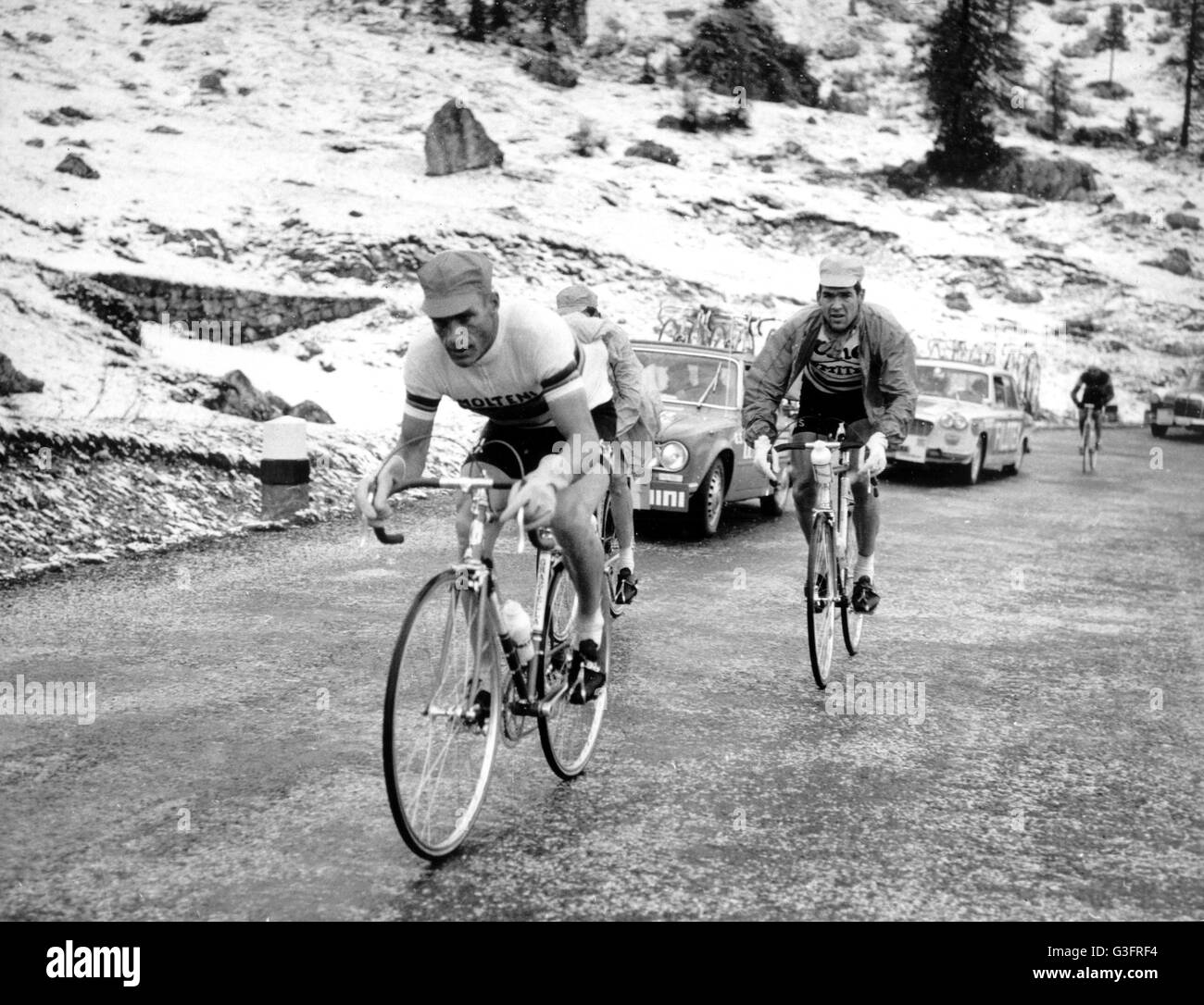 Der Mannheimer Rudi Altig (l) quält sich am 09.06.1967 auf der 20. Etappe des Giro d'Italia von Cortina d'Ampezzo nach Trento in einem Anstieg. Der Profi-Weltmeister muss zwei Tage vor Ende der Italien-Rundfahrt aufgeben. Obwohl Altig im Jahr zuvor und auch im laufenden Rennen jeweils zwei Tagessiege feiern kann, ist der Giro nicht seine Sache. Bei vier Starts kommt er nur zweimal bis ins Endziel. (1966/13., 1970/45.) Foto: Publifoto    (c) dpa - Report    | usage worldwide Stock Photo