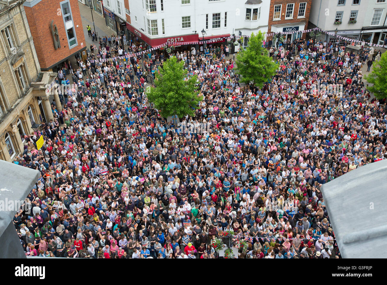 Abingdon Oxfordshire, UK, 11th June 2016. Town leaders throw buns from the roof of the County Hall Museum to throw 4,500 buns to the crowd gathered below to celebrate the Queen's 90th birthday. Credit:  Damian Halliwell/Alamy Live News Stock Photo