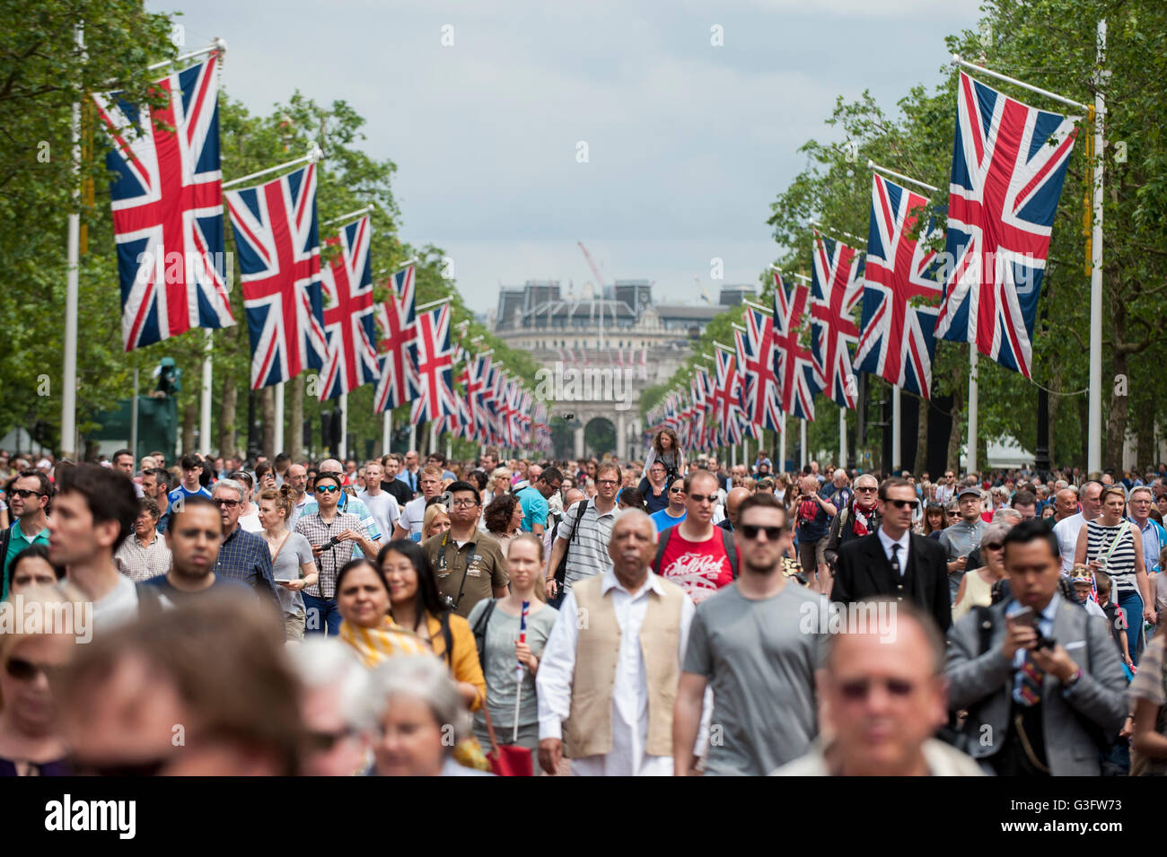 Royal fans crowd hi-res stock photography and images - Alamy