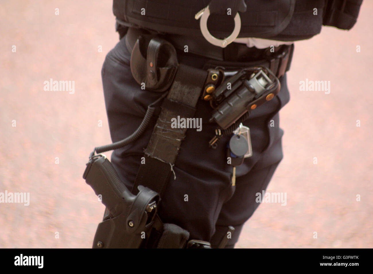 Metropolitan police armed hi-res stock photography and images - Alamy