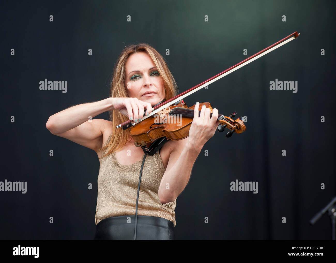 Metafor Omgivelser skepsis Sharon Corr of the Corrs performs on stage at the Isle of Wight Festival,  in Seaclose Park, Newport, Isle of Wight Stock Photo - Alamy