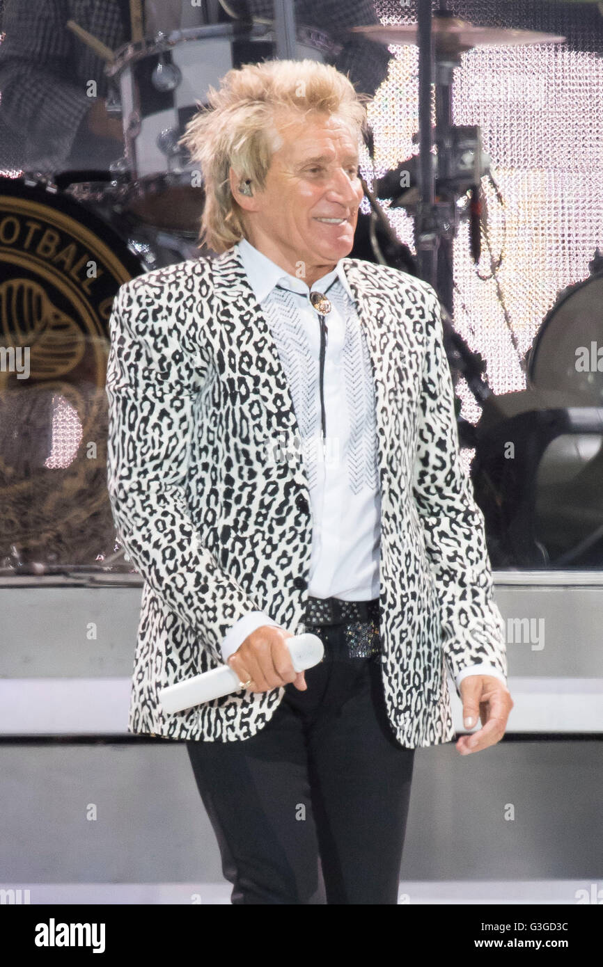 Rod Stewart performs on stage during his 2016 tour at the Cardiff City Stadium on June 11, 2016 in Cardiff, Wales. Stock Photo