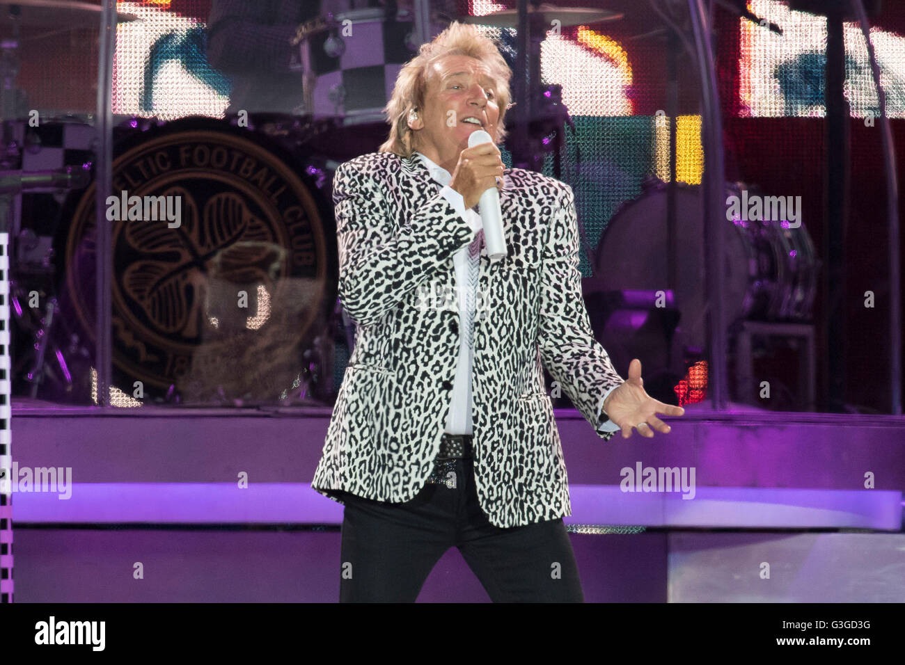 Singer Rod Stewart performs on stage during his 2016 tour at the Cardiff City Stadium Stock Photo