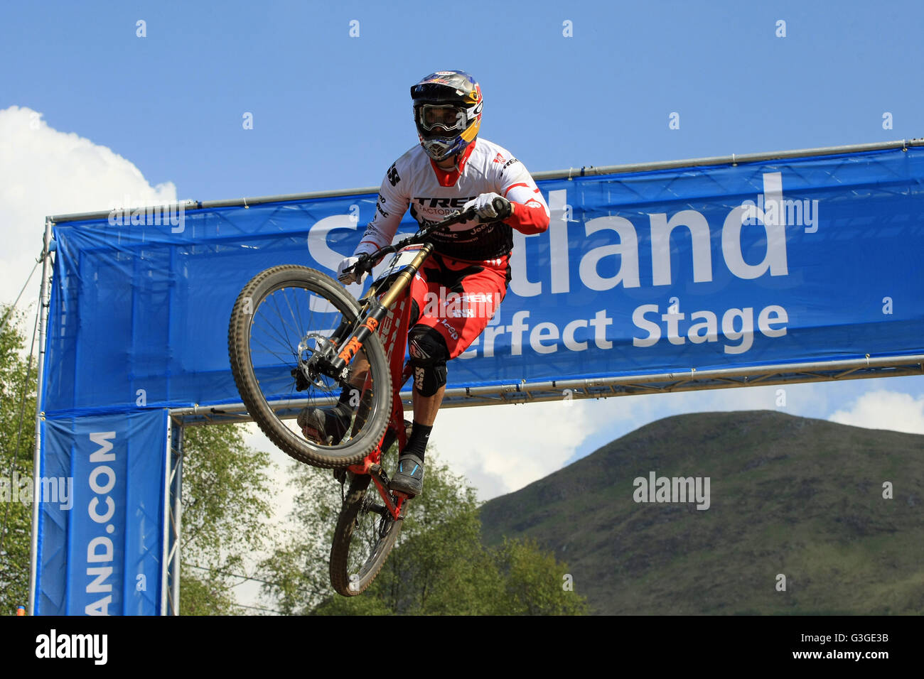 Gee Atherton jumping through the Scotland Arch at the Downhill Mountain Bike World Cup at Fort William, Scotland on June 5th 201 Stock Photo