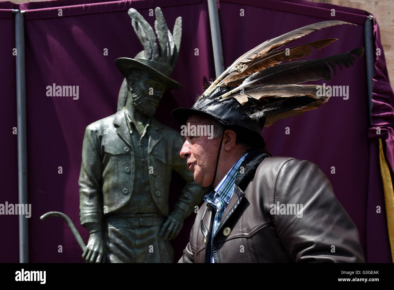 Almazán, Spain. 17th May, 2016. A man pictured wearing a hat decorated with vulture feathers and a tail of fox, representing an invincible shepherd that protects flocks of sheep from wolves, pictured during the celebration of ‘El Zarrón' in Almazán, north of Spain. © Jorge Sanz/Pacific Press/Alamy Live News Stock Photo