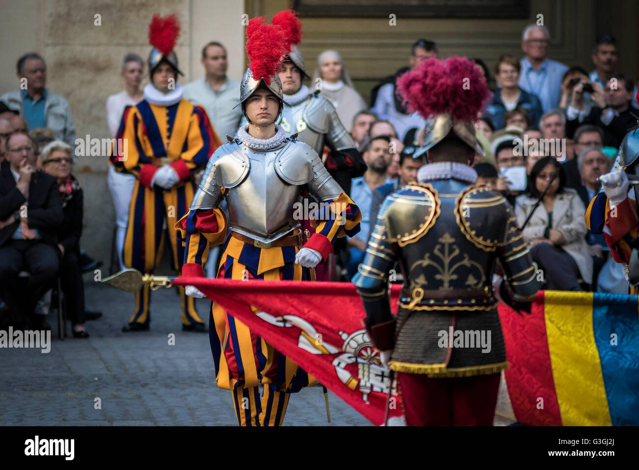 Swiss Guards take part in a swearing-in ceremony   in San Damaso Courtyard. The annual swearing-in ceremony for the new papal Swiss Guards takes place on May 6, commemorating the 147 who died defending Pope Clement VII on the same day in 1527 during the sack of Rome. (Photo by Giuseppe Ciccia / Pacific Press) Stock Photo