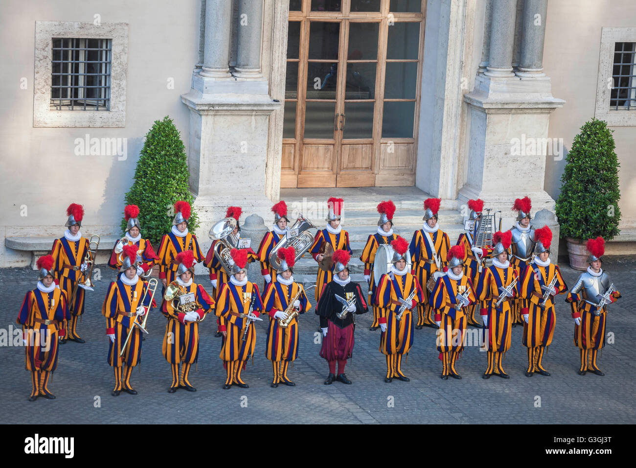 Swiss Guards take part in a swearing-in ceremony   in San Damaso Courtyard. The annual swearing-in ceremony for the new papal Swiss Guards takes place on May 6, commemorating the 147 who died defending Pope Clement VII on the same day in 1527 during the sack of Rome. (Photo by Giuseppe Ciccia / Pacific Press) Stock Photo