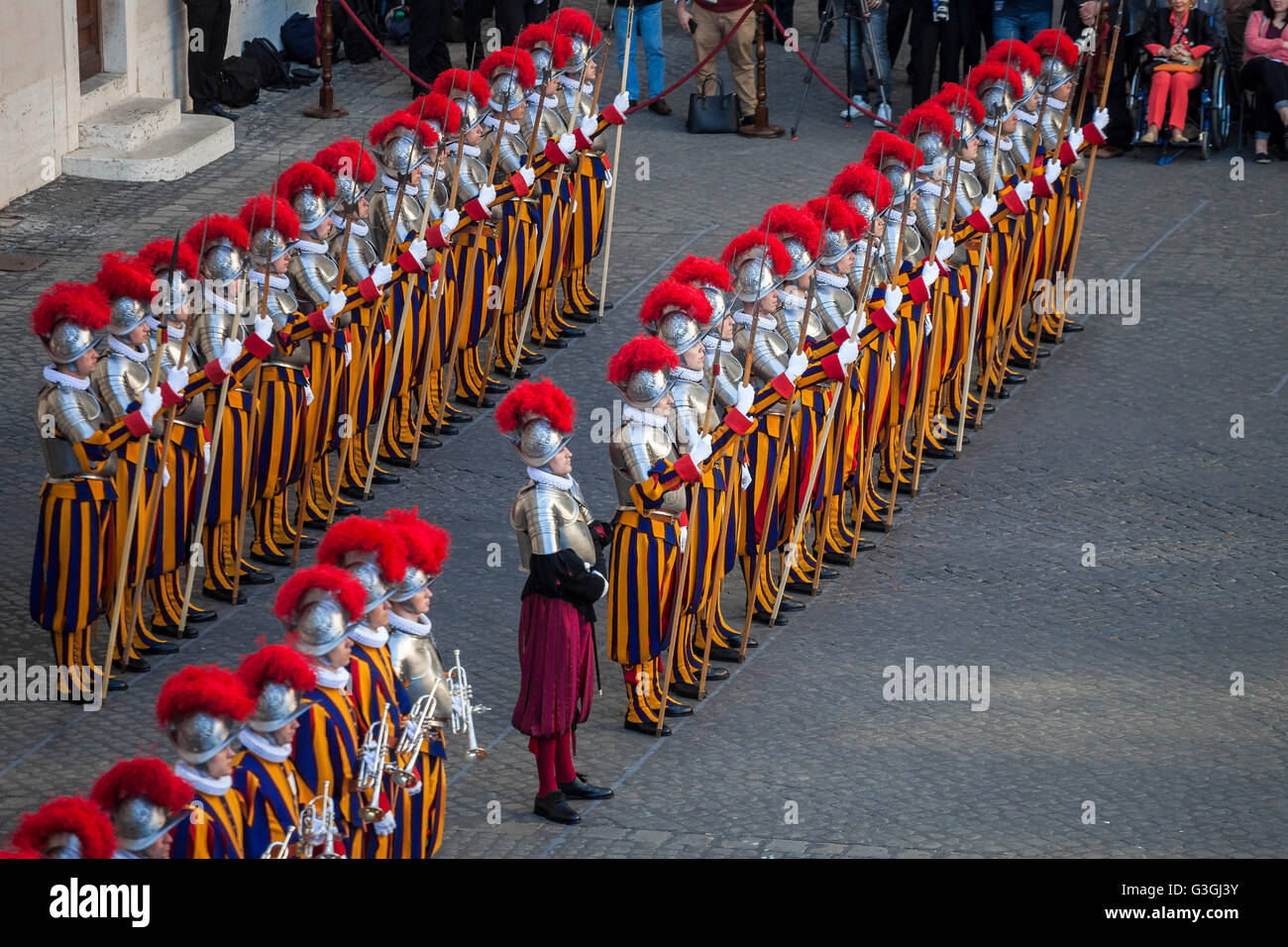 Swiss Guards take part in a swearing-in ceremony   in San Damaso Courtyard. The annual swearing-in ceremony for the new papal Swiss Guards takes place on May 6, commemorating the 147 who died defending Pope Clement VII on the same day in 1527 during the sack of Rome. (Photo by Giuseppe Ciccia / Pacific Press) Stock Photo