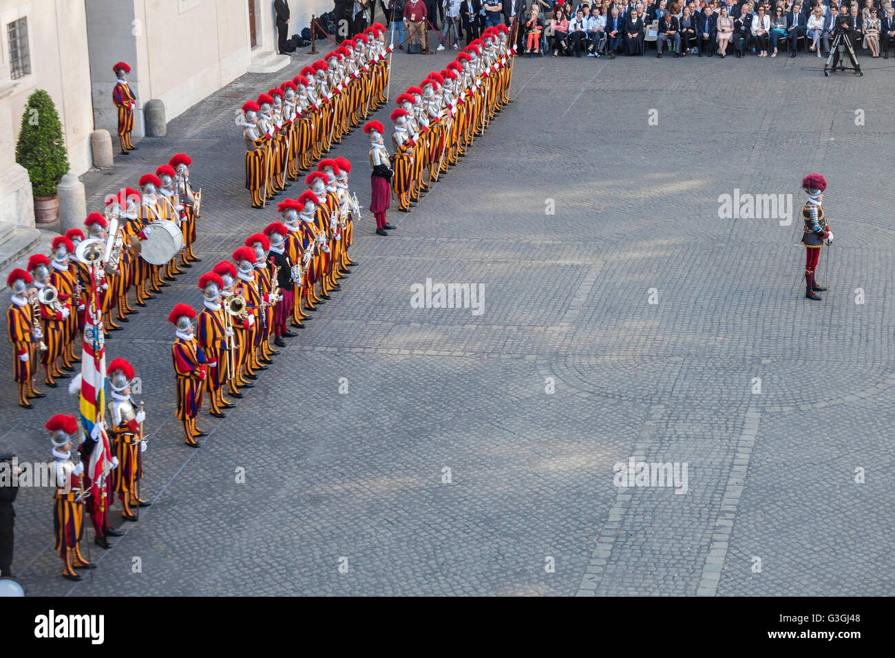 Swiss Guards take part in a swearing-in ceremony   in San Damaso Courtyard. The annual swearing-in ceremony for the new papal Swiss Guards takes place on May 6, commemorating the 147 who died defending Pope Clement VII on the same day in 1527 during the sack of Rome. (Photo by Giuseppe Ciccia / Pacific Press) Stock Photo