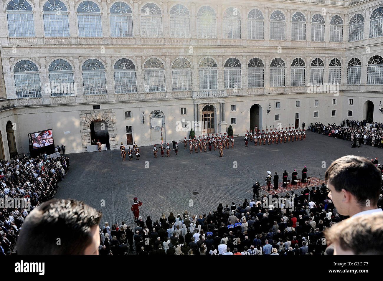 In front of their families, the 23 new Swiss Guards took the oath in the Courtyard St. Domaso at the Vatican. He attended the ceremony also Swiss President Johann Schneider-Ammann. (Photo by Andrea Franceschini / Pacific Press) Stock Photo
