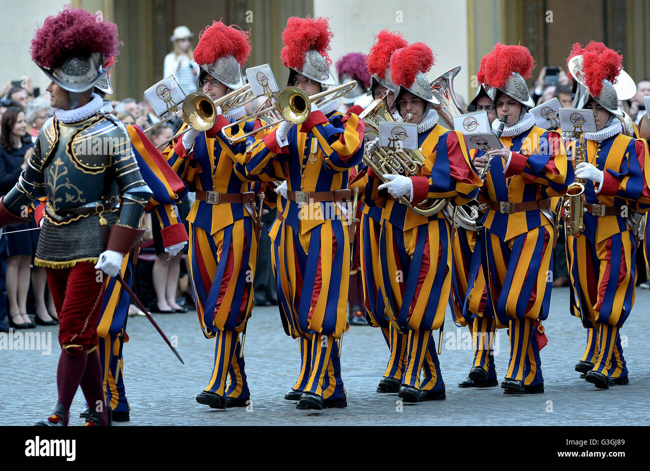 In front of their families, the 23 new Swiss Guards took the oath in the Courtyard St. Domaso at the Vatican. He attended the ceremony also Swiss President Johann Schneider-Ammann. (Photo by Andrea Franceschini / Pacific Press) Stock Photo