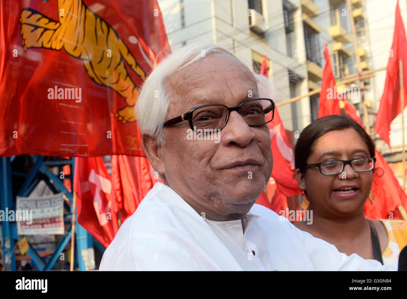 Kolkata, India. 19th Apr, 2016. Ex Chief Minister of West Bengal and C.P.I. (M) Politburo member Buddhadeb Bhattacharjee lead Congress Left Front alliance election campaign rally for their three candidates Satarup Ghosh(Kasba), Maduja Sen Roy (Tollygunj) and Sujan Chakroborty(Jadavpur) for ongoing assembly election. The massive rally start from Dhakuria bus stand and ended at Garia More. © Saikat Paul/Pacific Press/Alamy Live News Stock Photo