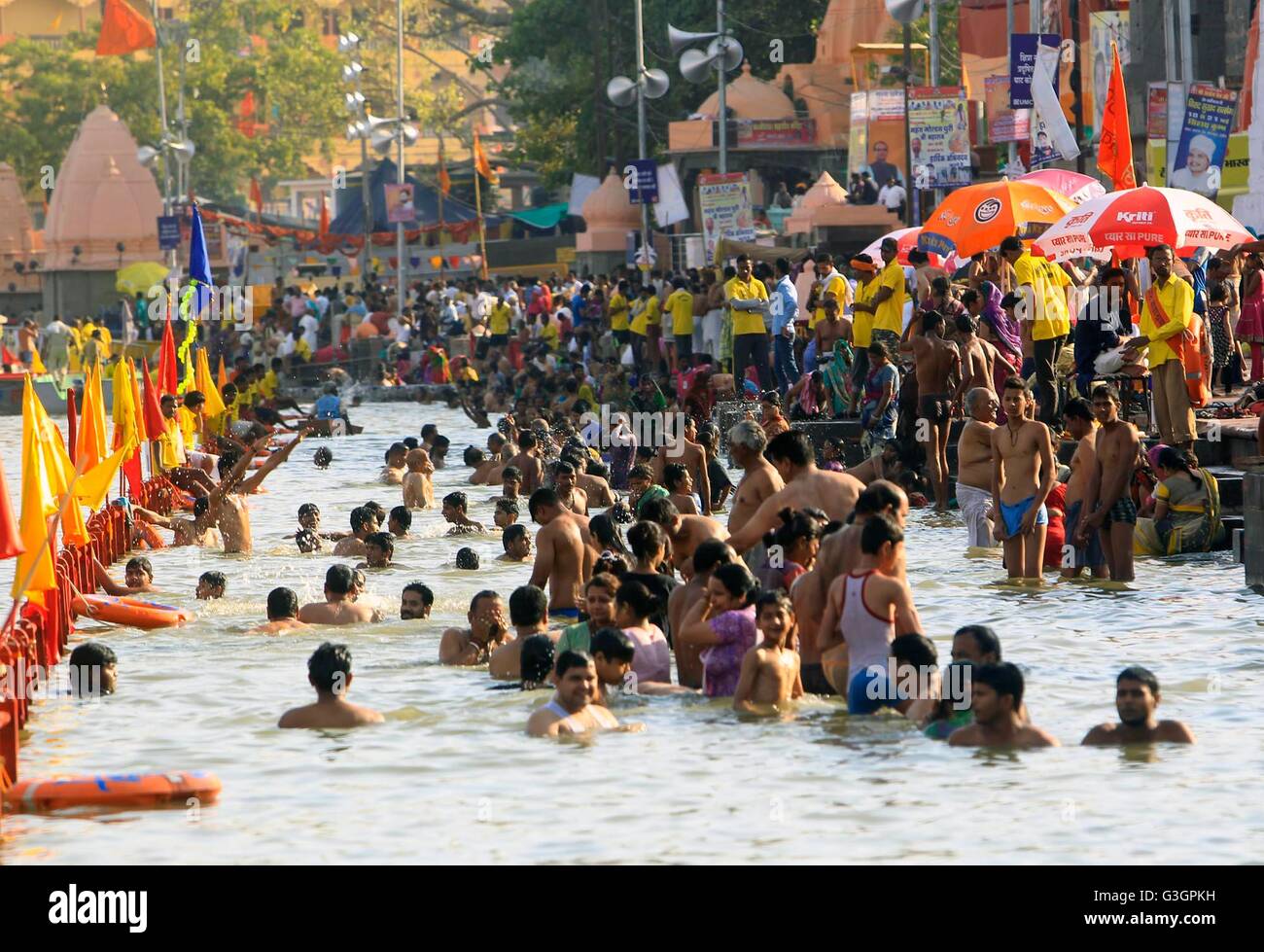 Ujjain, India. 29th Apr, 2016. Hindu devotees taking holy dip in the Shipra river during Simhasth Kumbha Mela in Ujjain. © Ravi Prakash/Pacific Press/Alamy Live News Stock Photo