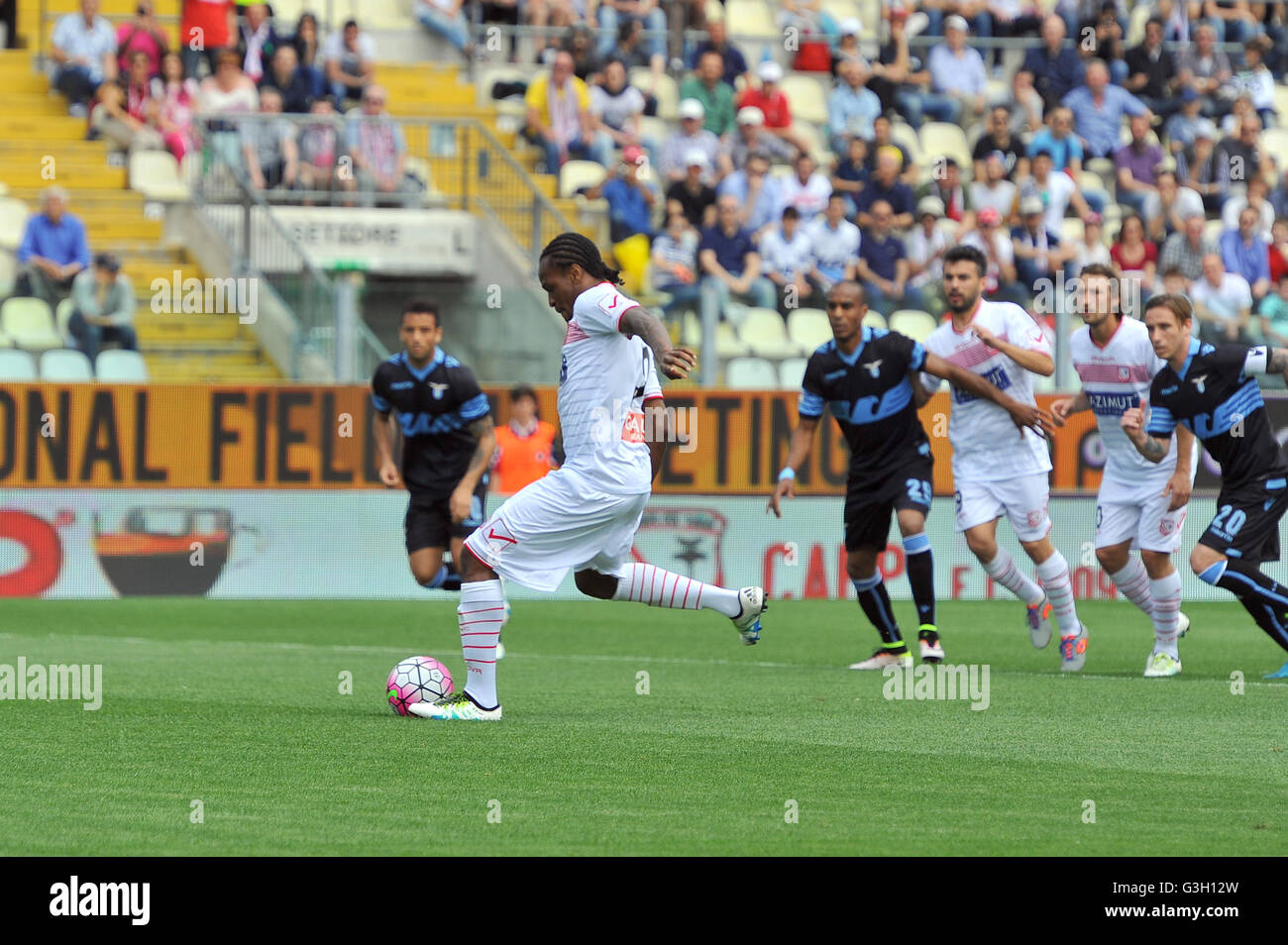 Modena, Italy. 08th May, 2016. Jerry Uche Mbakogu Carpi's forward. Jerry Uche Mbakogu takes the penalty that will be saved by Lazio's goalkeeper Federico Marchetti during the Serie A football match between FC Carpi and SS Lazio at Braglia Stadium in Modena. Lazio beat by 3 to 1 on Carpi at the end of a race during which the Carpi missed two penalties with Nigerian forward Jerry Uche Mbakogu. © Massimo Morelli/Pacific Press/Alamy Live News Stock Photo