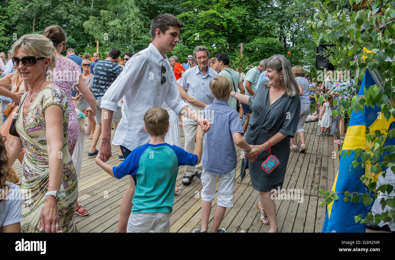 Skanör, Sweden. 24th June, 2016. Midsummer festivities in Skanör.  Family dancing. Tommy Lindholm/Alamy Live News Stock Photo