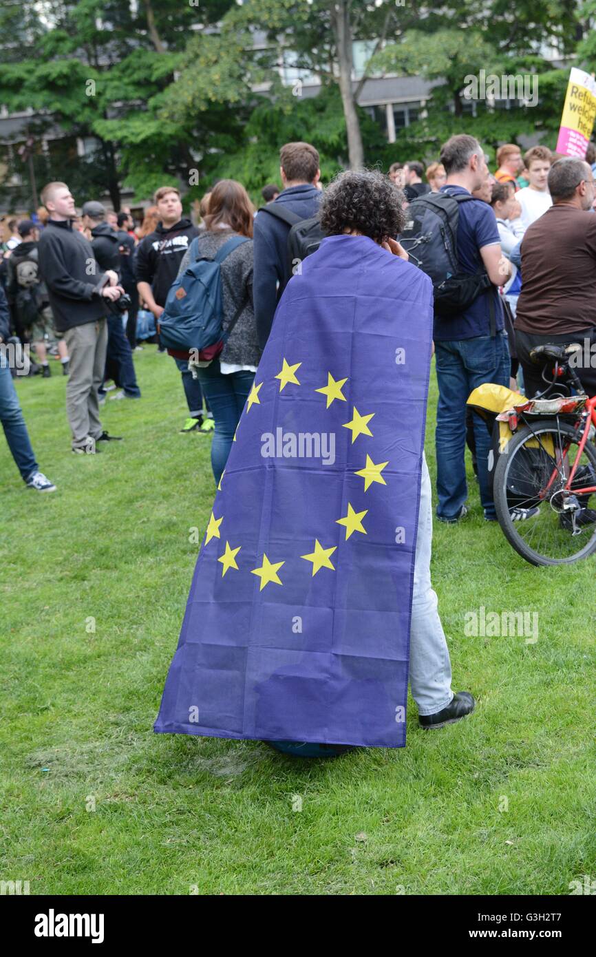 London, UK. 24 June, 2016. Pro-europe and migrant rally held in London.  A man draped in an EU flag stands in the park. Credit:  Marc Ward/Alamy Live News Stock Photo