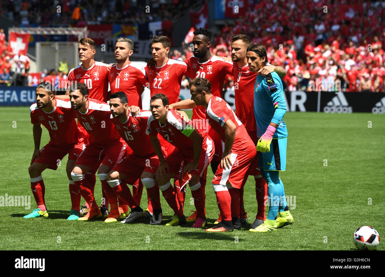 Saint-Etienne, France. 25th June, 2016. Players of team of Switzerland pose  for photographers before the UEFA EURO 2016 Round of 16 soccer match  between Switzerland and Poland at the Geoffroy Guichard stadium