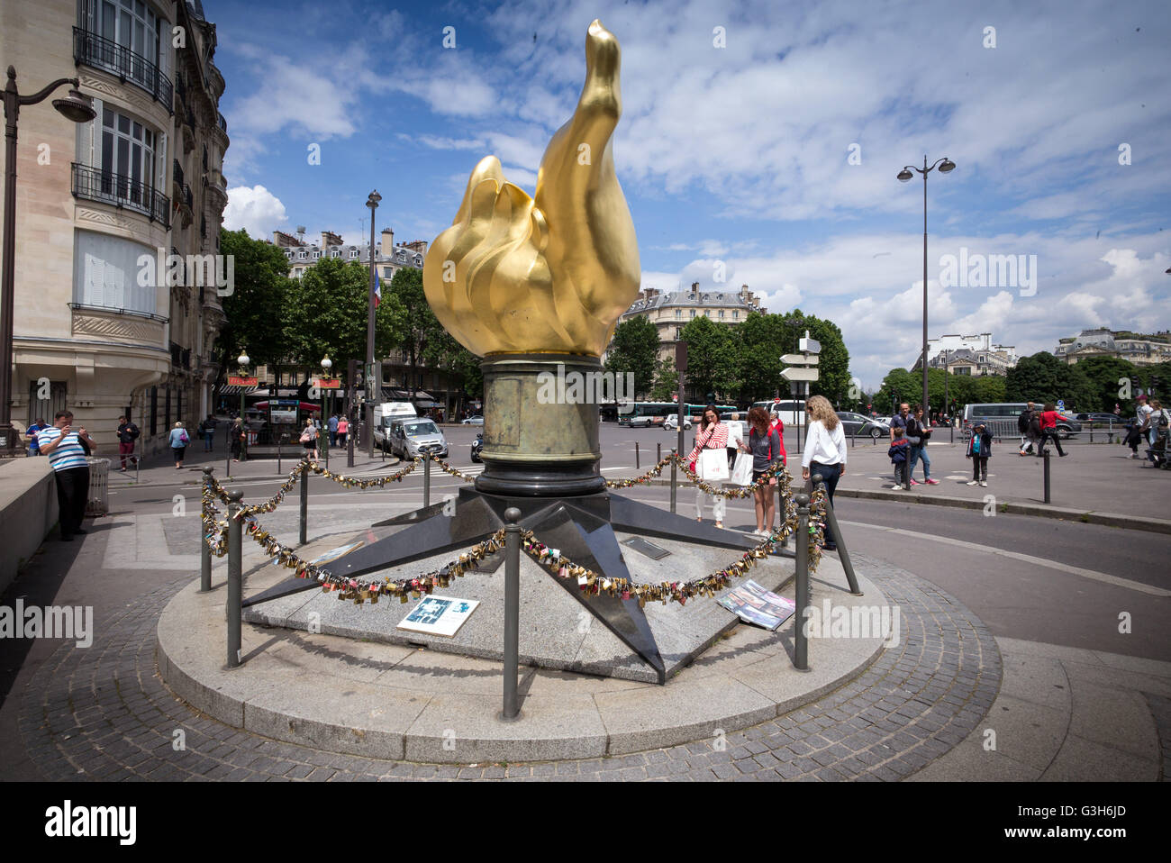 Paris, France. 19th May, 2016. Tourists stand on the square of Pont d'Alma (bridge of souls) in Paris, France, 19 May 2016. Princess Diana's fatal accident happened here on 31 August 1997 and ever since the site of the accident has become a pilgrimage site for Paris tourists. Photo: Peter Kneffel/dpa/Alamy Live News Stock Photo