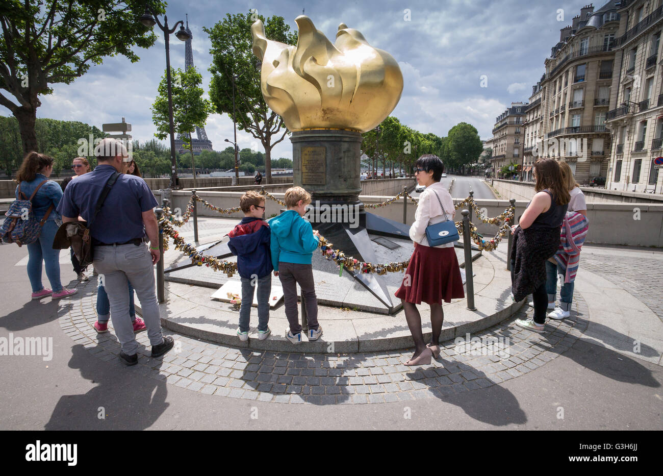 Paris, France. 19th May, 2016. Tourists stand on the square of Pont d'Alma (bridge of souls) in Paris, France, 19 May 2016. Princess Diana's fatal accident happened here on 31 August 1997 and ever since the site of the accident has become a pilgrimage site for Paris tourists. Photo: Peter Kneffel/dpa/Alamy Live News Stock Photo
