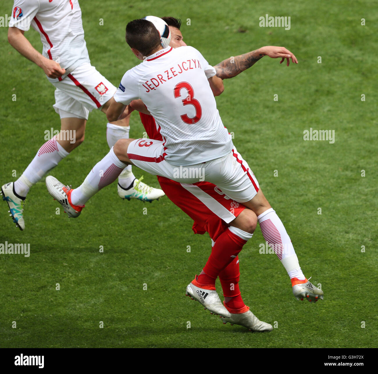 Saint-Etienne, France. 25th June, 2016. Poland's Artur Jedrzejczyk(Front) competes during the Euro 2016 round of sixteen football match between Switzerland and Poland in Saint-Etienne on June 25, 2016. (Xinhua/Bai Xuefei) Credit:  Xinhua/Alamy Live News Stock Photo