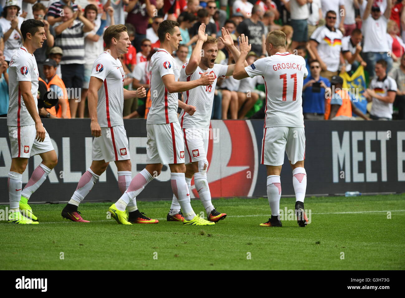 Saint-Etienne, France. 25th June, 2016. Poland's Jakub Blaszczykowski(2nd, R) celebrates for goal during the Euro 2016 round of sixteen football match between Switzerland and Poland in Saint-Etienne on June 25, 2016. Credit:  Xinhua/Alamy Live News Stock Photo