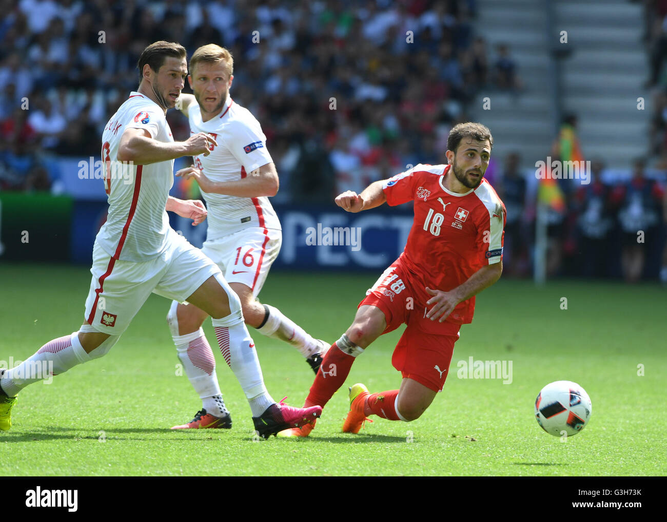 Saint-Etienne, France. 25th June, 2016. Switzerland's Admir Mehmedi(R) competes during the Euro 2016 round of sixteen football match between Switzerland and Poland in Saint-Etienne on June 25, 2016. Credit:  Xinhua/Alamy Live News Stock Photo