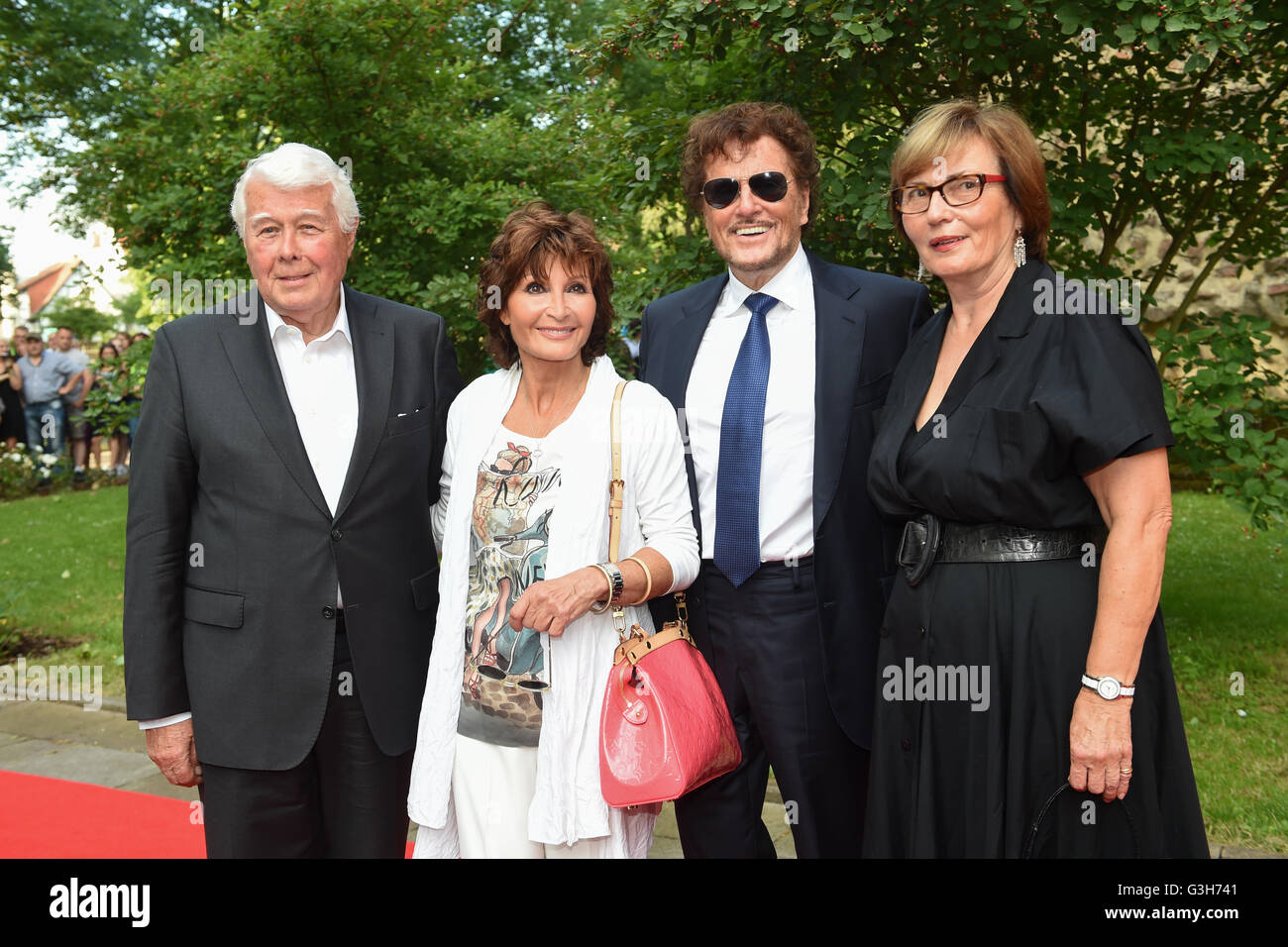 Bad Hersfeld, Germany. 24th June, 2016. Actors Peter Weck (l-r) and Susanne Uhlen and theatre manager Dieter Wedel with his wife Uschi Wolters posing during hte opening of the Bad Hersfeld Festival on the red carpet in Bad Hersfeld, Germany, 24 June 2016. PHOTO: UWE ZUCCHI/dpa/Alamy Live News Stock Photo