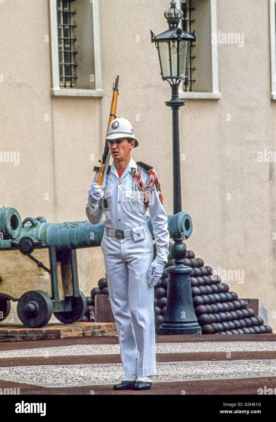 Monaco, Principality of Monaco. 18th June, 2016. A member of the Palace Guards on duty at the Palace of Monaco, the official residence of the Prince of Monaco. Created in 1817, the guards provide 24-hour for the royal residences and family. The Principality of Monaco is a constitutional monarchy and sovereign city-state on the Riviera and the Mediterranean Sea and a favorite cruise ship and tourist destination © Arnold Drapkin/ZUMA Wire/Alamy Live News Stock Photo