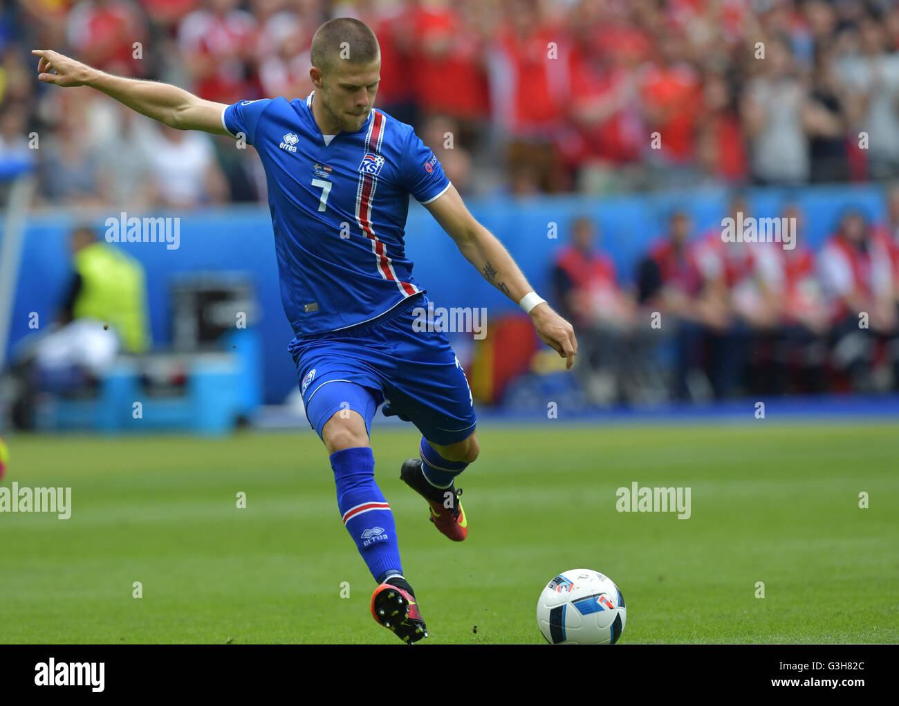 St. Denis, France. 22nd June, 2016. Iceland's Johann Berg Gudmundsson tries to score during the Group F preliminary round soccer match of the UEFA EURO 2016 between Iceland and Austria at the Stade de France in St. Denis, France, 22 June 2016. Photo: Peter Kneffel/dpa/Alamy Live News Stock Photo