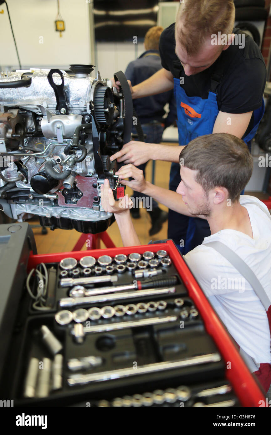 Automotive mechatronics engineer trainees work on a car at the training centre Butzweilerhof in Cologne, germany, 21 June 2016. Photo: Oliver Berg/dpa Stock Photo