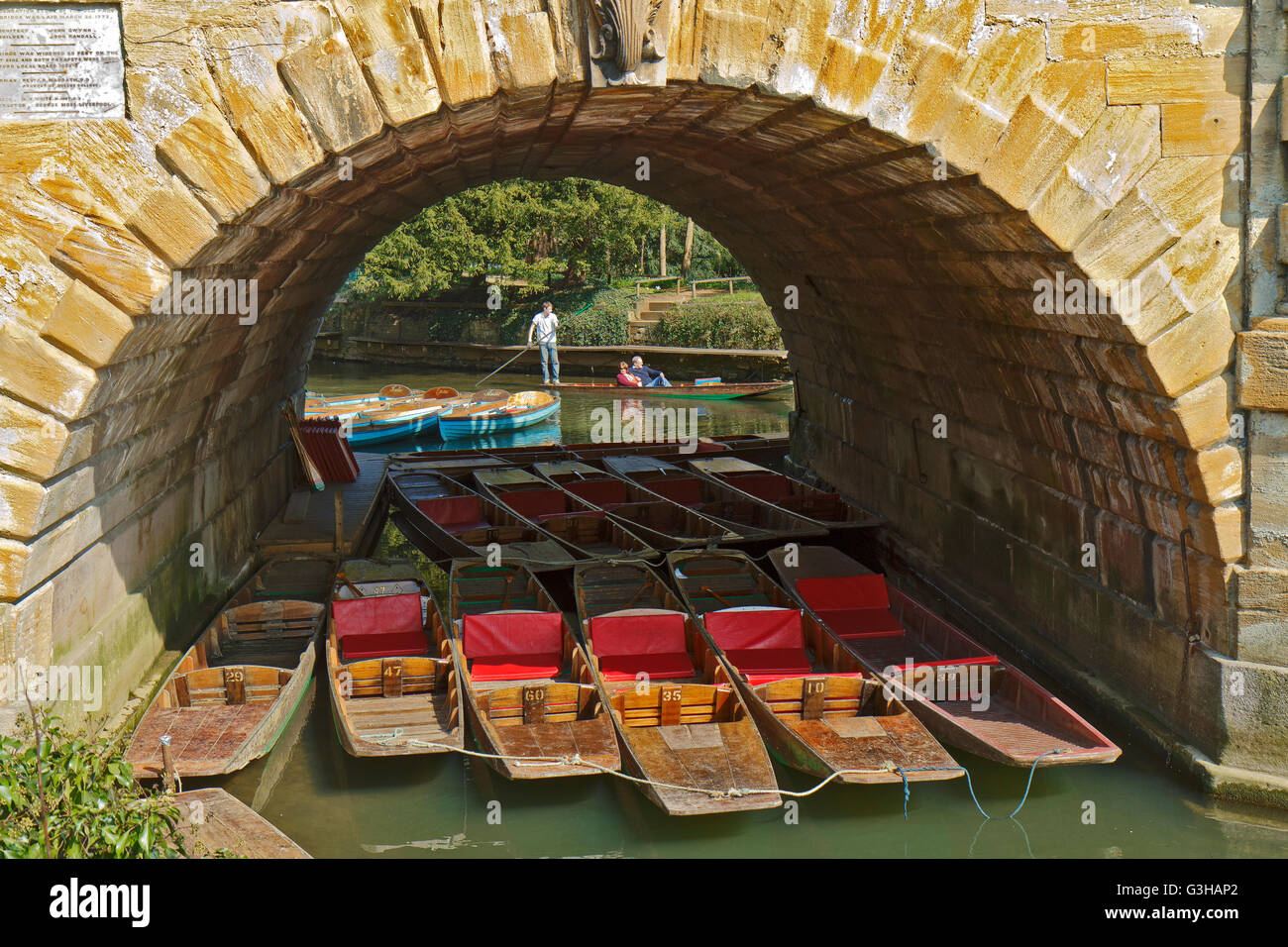 UK Oxford Boats At Magdalen Bridge Stock Photo