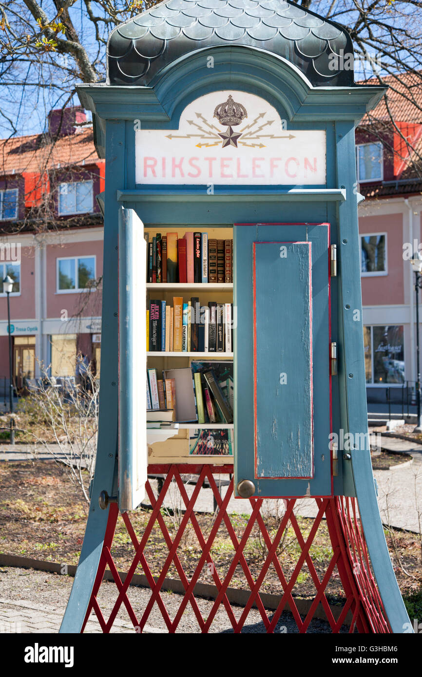 Old phone booth made into a library / book exchange, Trosa, Sweden Stock Photo