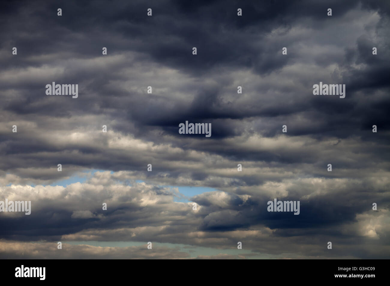 Dark clouds before rain hi-res stock photography and images - Alamy