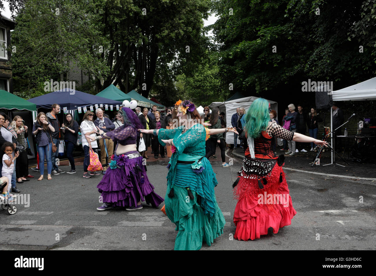 Boomshanka Belly dancers performing at the Nether Edge farmers market in Sheffield England June 2016 bellydancing belly dancing Stock Photo