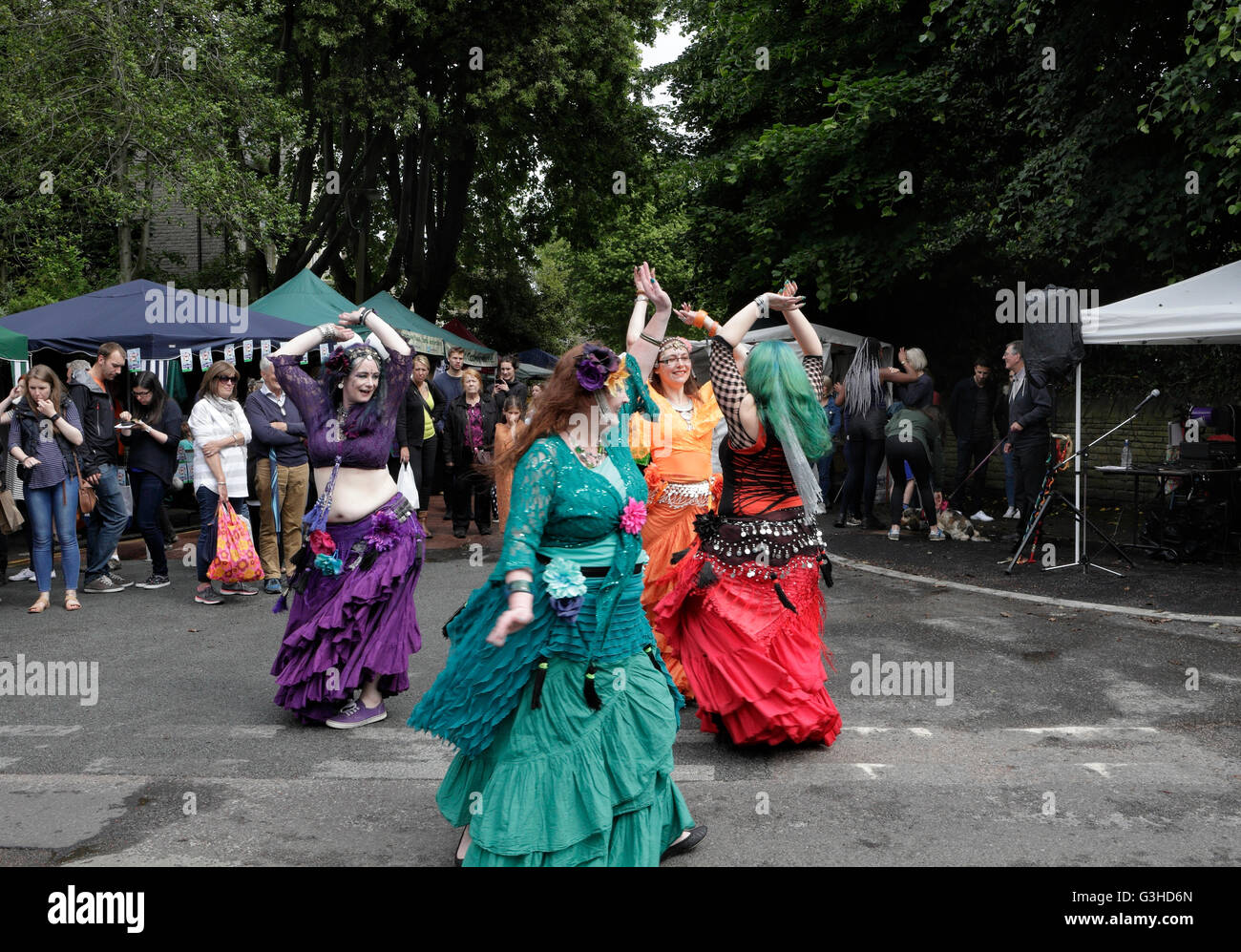 Boomshanka Belly dancers performing at the Nether Edge farmers market in Sheffield England June 2016 bellydancing belly dancing Stock Photo