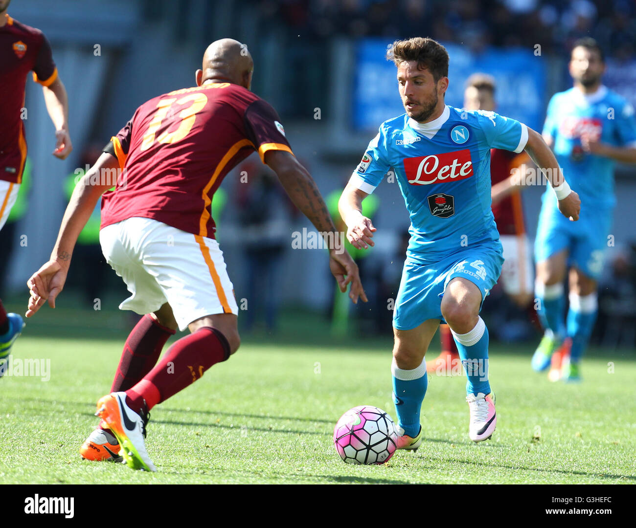 Rome, Italy. 25th Apr, 2016. Napoli's Belgian forward Dries Mertens (R) fights for the ball with Roma's defender from Brazil Maicon during the Serie A football match AS Roma vs SSC Napoli on April 25, 2016 at the Olimpico Stadium. Roma won for 1-0 result © Carlo Hermann/Pacific Press/Alamy Live News Stock Photo