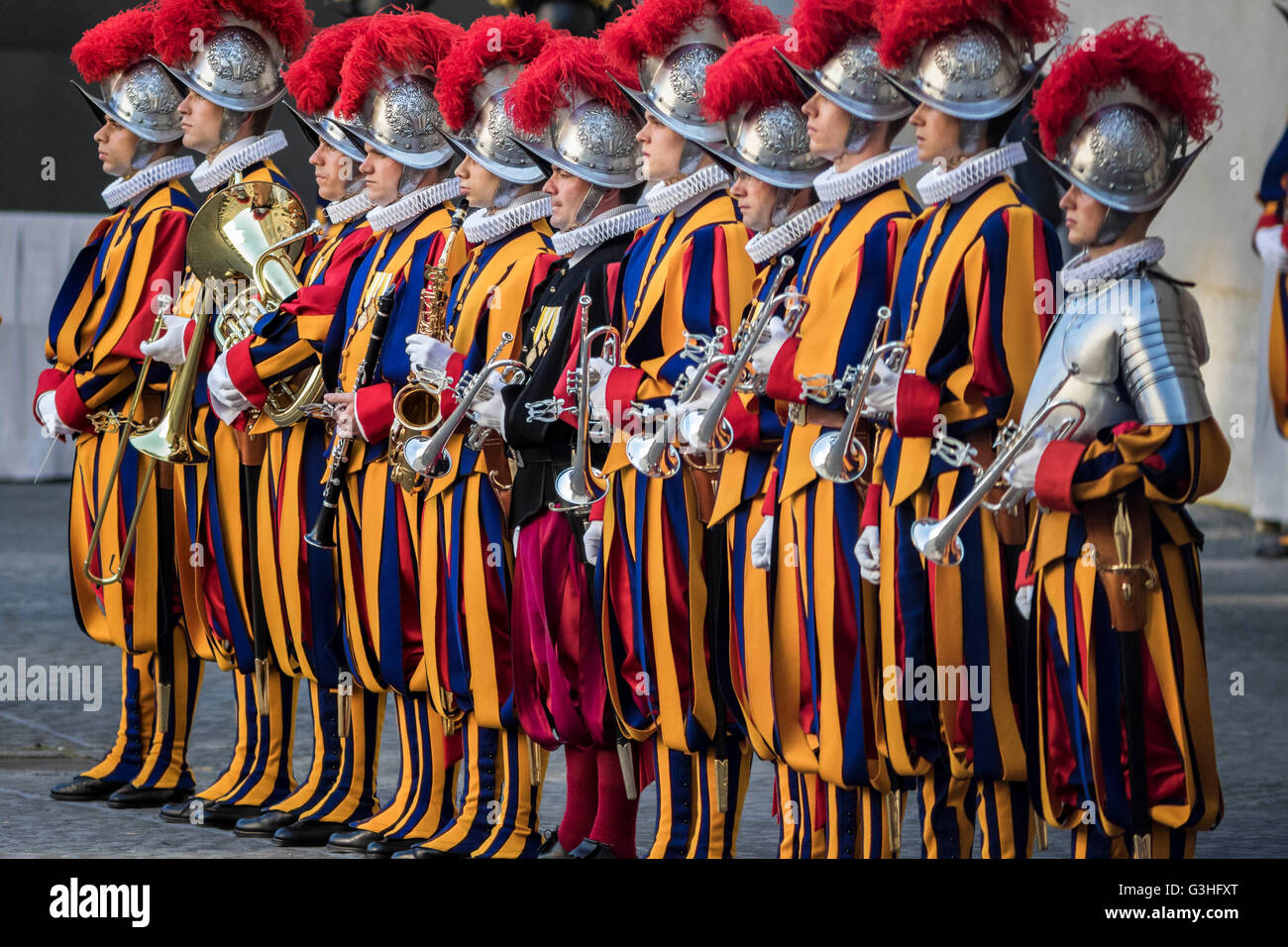 Vatican City, Vatican. 06th May, 2016. Swiss Guards take part in a swearing-in ceremony in San Damaso Courtyard. The annual swearing-in ceremony for the new papal Swiss Guards takes place on May 6, commemorating the 147 who died defending Pope Clement VII on the same day in 1527 during the sack of Rome. © Giuseppe Ciccia/Pacific Press/Alamy Live News Stock Photo