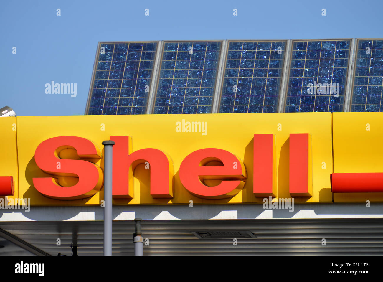 Shell, Tankstelle, Solarzellen, Hohenzollerndamm, Wilmersdorf, Berlin, Deutschland Stock Photo