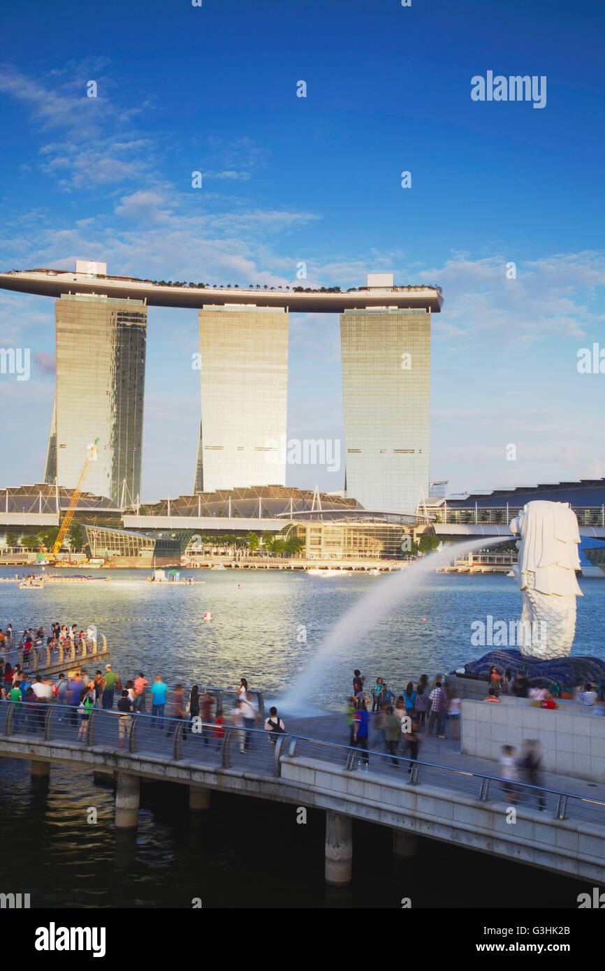 Marina Bay Sands Hotel and the Merlion statue, Singapore Stock Photo ...