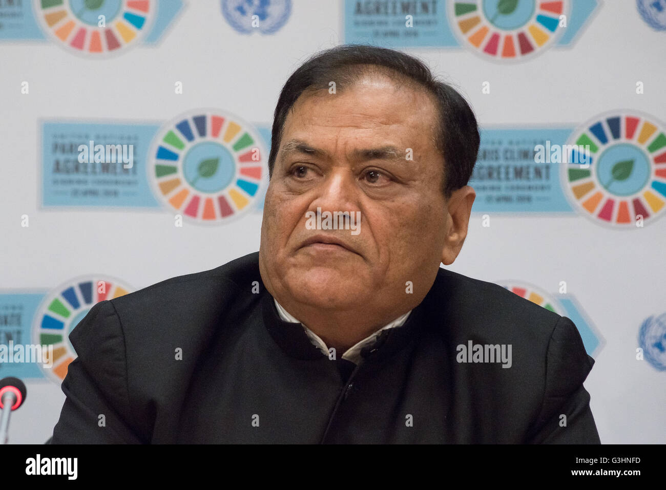 New York, United States. 22nd Apr, 2016. Mahendra Singhi, CEO of India's Dalmia Cement, speaks to the press. Following the opening for signature of the Global Climate Agreement at UN Headquarters in New York City, UN Global Compact Executive Director Lise Kingo and three representatives from the business and finance sectors held a press conference to discuss the ways in which financing and investment can contribute to achieving the Sustainable Development Goals framework. © Albin Lohr-Jones/Pacific Press/Alamy Live News Stock Photo