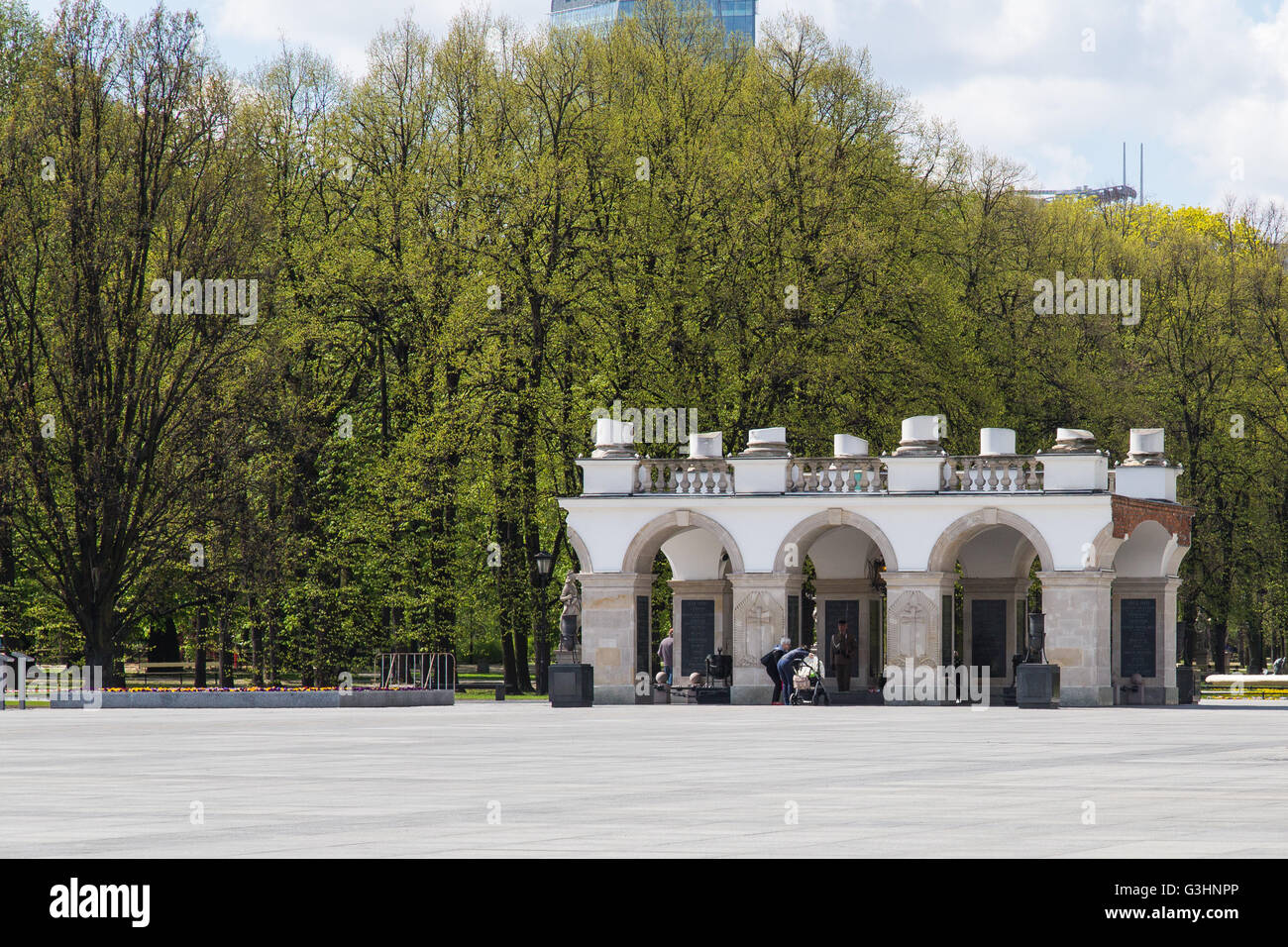 Warsaw, Poland. 21st Apr, 2016. The Tomb of the Unknown Soldier (Polish: Grob Nieznanego Zolnierza) is a monument in Warsaw, Poland, dedicated to the unknown soldiers who have given their lives for Poland. © Mateusz Wlodarczyk/Pacific Press/Alamy Live News Stock Photo