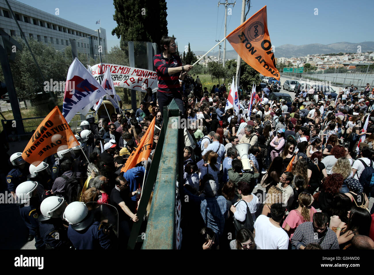 Athens, Greece. 15th Apr, 2016. Riot police officers try to stop school ...