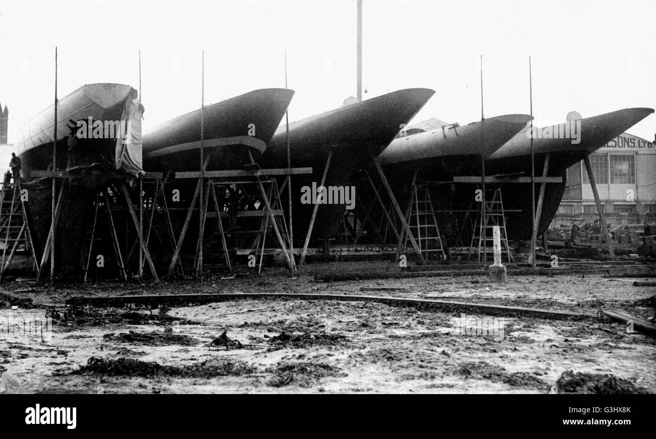 AJAXNETPHOTO. 1930S (APPROX) GOSPORT, ENGLAND. - VETERAN BIG CLASS YACHTS LAID UP AT GOSPORT - WORKERS LAYING UP THE HUGE J CLASS AND 23 METER YACHTS AT CAMPER& NICHOLSON'S GOSPORT YARD IN THE 1930S.  PHOTO:AJAX VINTAGE PICTURE LIBRARY REF:23M LAID UP GOSP 2 Stock Photo