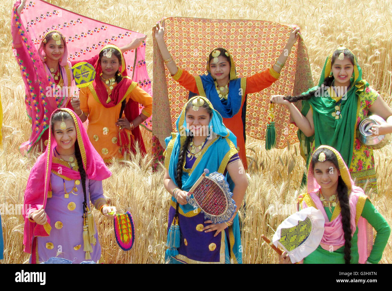 Patiala, India. 10th Mar, 2016. Artists perform the 'Bhangra', a Punjabi folk dance in a filed of wheat at village Reethkheri, Sirhind road. Baisakhi is the festival of the first harvest of the year right after the winter season in the north of India. © Rajesh Sachar/Pacific Press/Alamy Live News Stock Photo