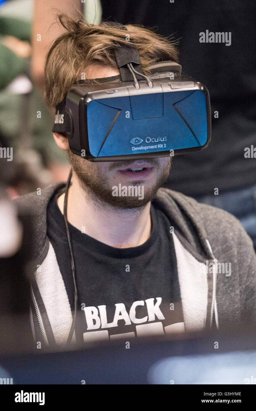 A player using an Oculus Rift Virtual Reality headset, as fans of computer  gaming attend the weekend long PLAY Expo at the Braehead Arena, Glasgow  Stock Photo - Alamy