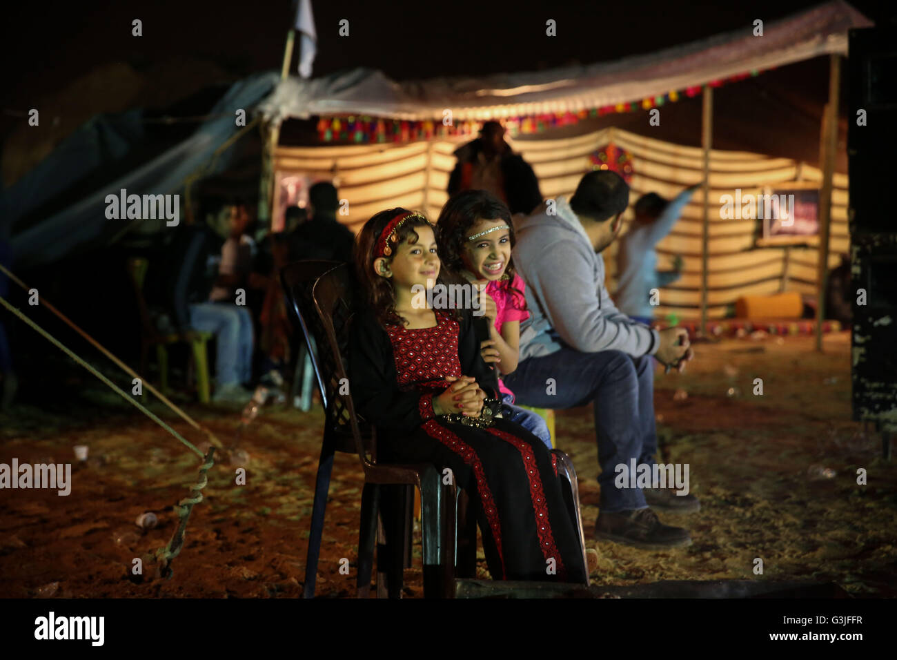 Gaza, Palestine. 10th Apr, 2016. Palestinian Bedouin girls near a fire during a Bedouin wedding in Beit Lahiya, northern of Gaza strip. Palestinians shows their traditional, Folklore and Bedouin heritage during the celebration of their wedding parties. © Mohammed Al Hajjar/RoverImages/Pacific Press/Alamy Live News Stock Photo