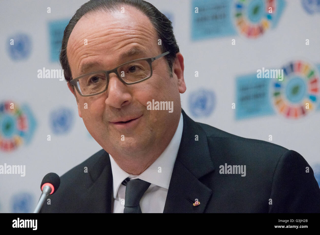 New York, United States. 22nd Apr, 2016. French President François Hollande speaks with the press. Following the opening for signature of the Global Climate Agreement at UN Headquarters in New York City, UN Secretary-General Ban Ki-moon, French President François Hollande, COP 21 President Ségolène Royal, and Executive Secretary of the UN Framework Concention on Climate Change (UNFCCC) Christiana Figueres met with the UN press corps to discuss the agreement's implementation. © Albin Lohr-Jones/Pacific Press/Alamy Live News Stock Photo