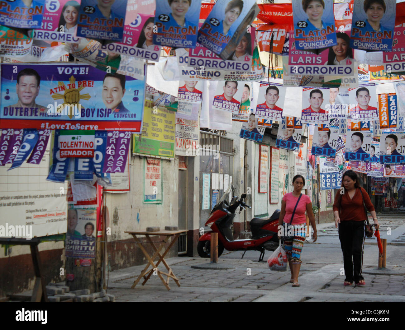 Manila, Philippines. 08th May, 2016. Filipinos walk past campaign