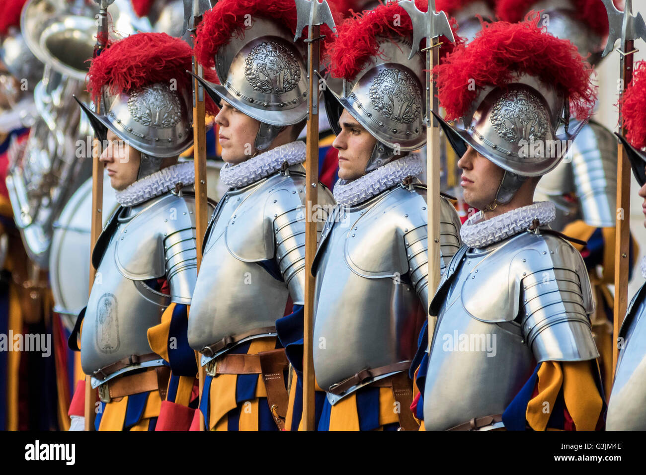 Vatican City, Vatican. 06th May, 2016. Swiss Guards take part in a swearing-in ceremony in San Damaso Courtyard. The annual swearing-in ceremony for the new papal Swiss Guards takes place on May 6, commemorating the 147 who died defending Pope Clement VII on the same day in 1527 during the sack of Rome. © Giuseppe Ciccia/Pacific Press/Alamy Live News Stock Photo