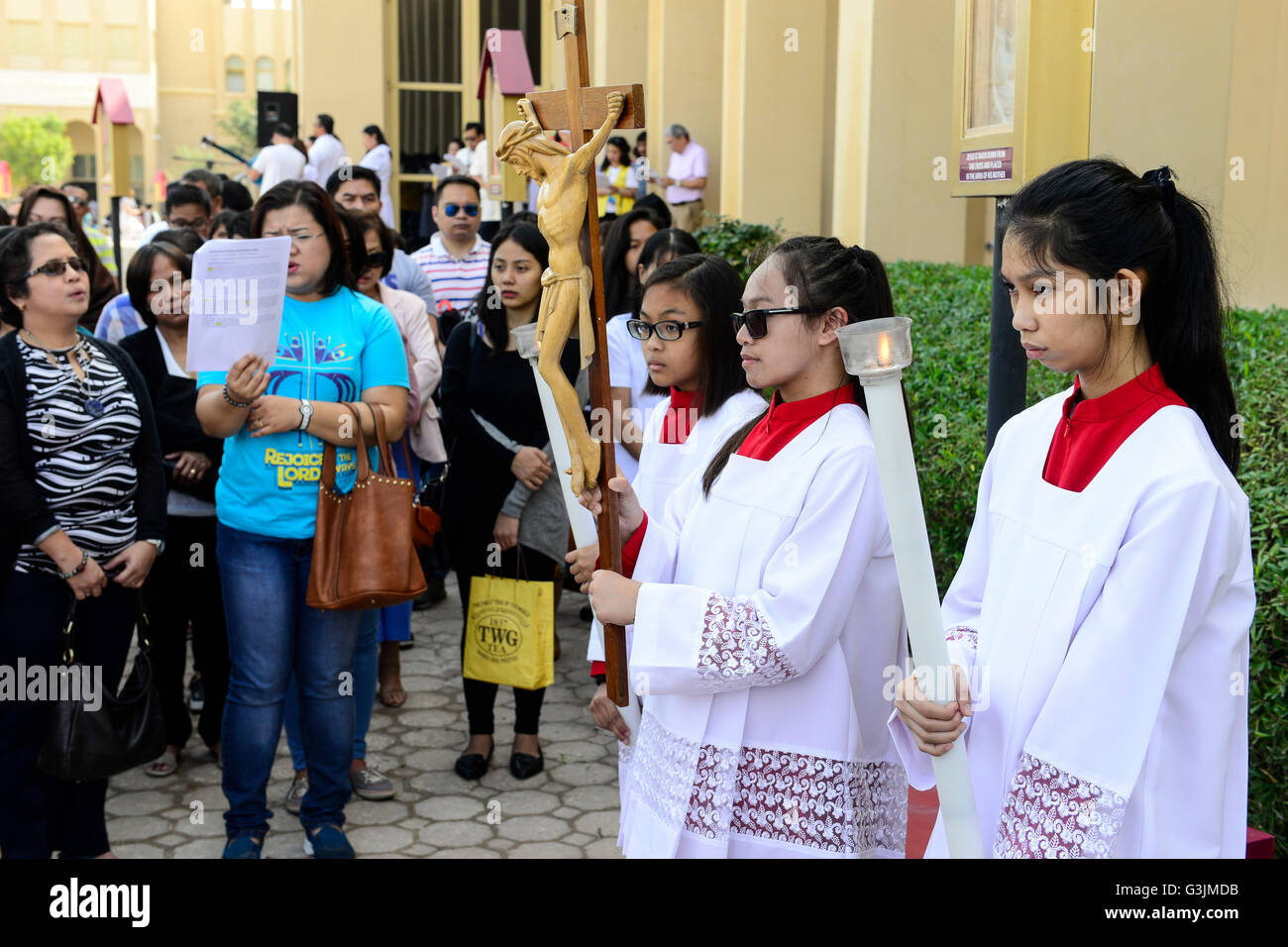 QATAR, Doha, religious complex with churches, filipino migrant worker going to mass on friday / KATAR, Doha, Religionskomplex mit Kirchen am Stadtrand, katholische Kirche, philippinische Gastarbeiter in Tagalog Messe am Freitag, Kreuzgang Stock Photo